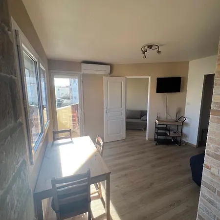 Charmant Studio Cabin Avec Piscine. Appartement *