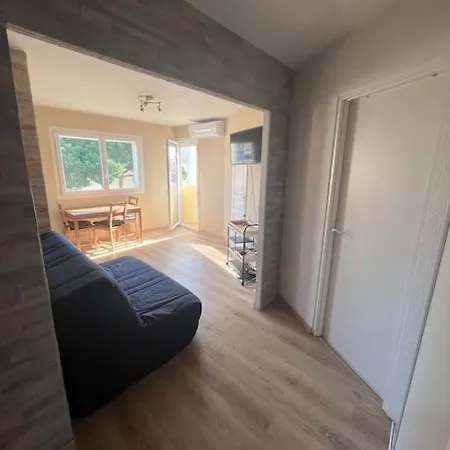 Charmant Studio Cabin Avec Piscine. Appartement