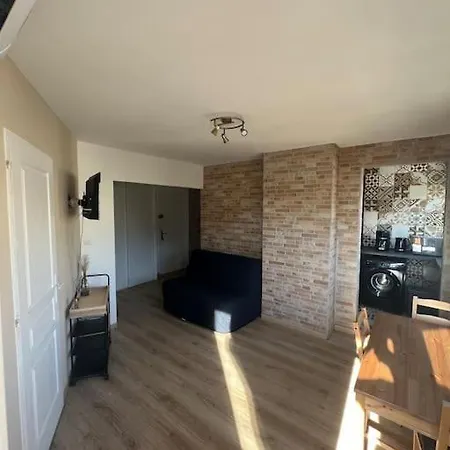 Charmant Studio Cabin Avec Piscine. Appartement *